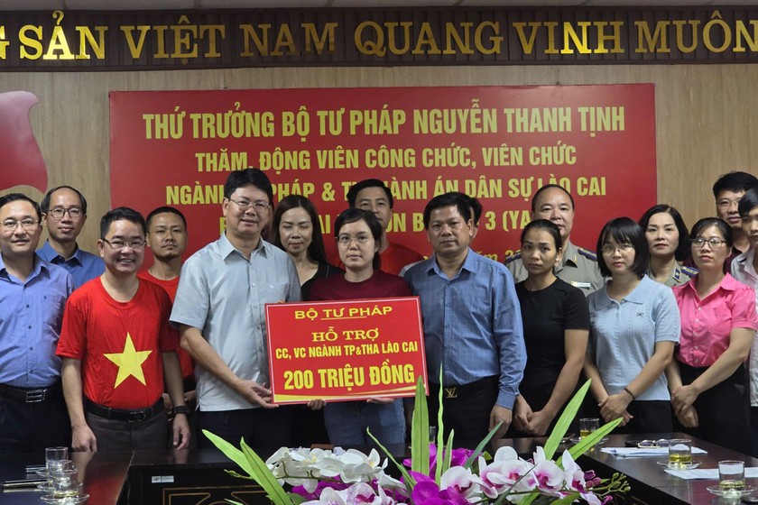 Đại diện Bộ Tư pháp, Thứ trưởng Nguyễn Thanh Tịnh trao số tiền 200 triệu đồng hỗ trợ công chức, viên chức ngành Tư pháp và Thi hành án dân sự tỉnh Lào Cai. 