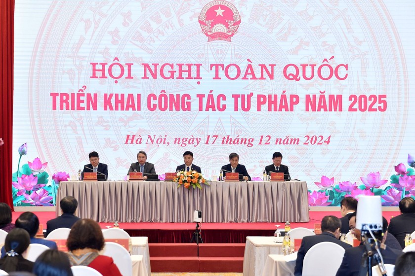 Phó Thủ tướng Chính phủ Lê Thành Long, Bộ trưởng Bộ Tư pháp Nguyễn Hải Ninh, các Thứ trưởng Nguyễn Khánh Ngọc, Nguyễn Thanh Tịnh, Mai Lương Khôi tại Hội nghị triển khai công tác Tư pháp ngày 17/12/2024.