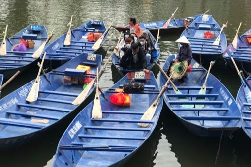 Tại Chùa Hương, các thuyền, đò được đánh số và sơn toàn bộ màu xanh, lái đò được cấp thẻ và vận chuyển khách theo thứ tự. (Ảnh: Bảo Châu)