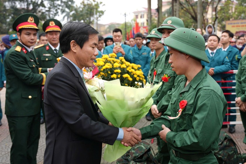 Chủ tịch UBND TP Huế Nguyễn Văn Phương động viên các thanh niên lên đường bảo vệ Tổ quốc. (Ảnh: Tám Bảy) 