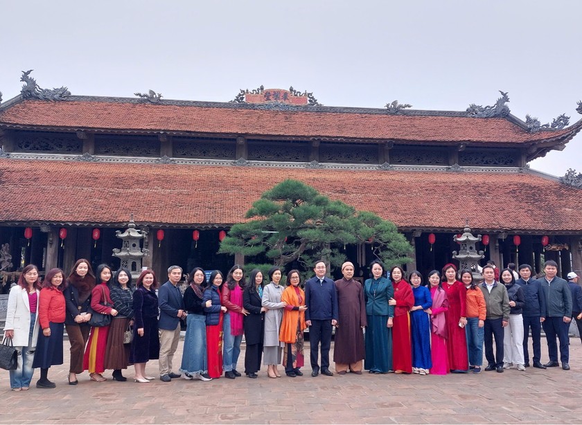 Đoàn tham quan và dâng hương tại Chùa Nôm thuộc quần thể di tích làng Nôm, xã Đại Đồng, huyện Văn Lâm,tỉnh Hưng Yên.