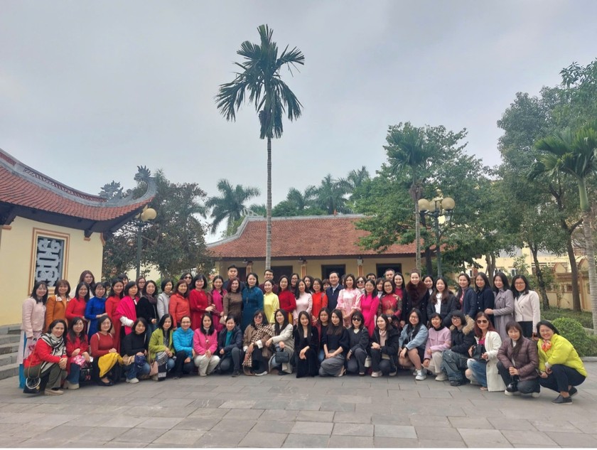 Đoàn tham quan, dâng hương tại Nhà tưởng niệm Tổng Bí thư Nguyễn Văn Linh và Nhà tưởng niệm Trung Tướng Nguyễn Bình (thôn Yên Phú, xã Giai Phạm, huyện Yên Mỹ, tỉnh Hưng Yên).