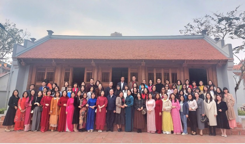 Đoàn tham quan và dâng hương tại Đền thờ Bà Hoàng Thị Loan (thôn Vân Nội, xã Hồng Tiến, huyện Khoái Châu, tỉnh Hưng Yên).