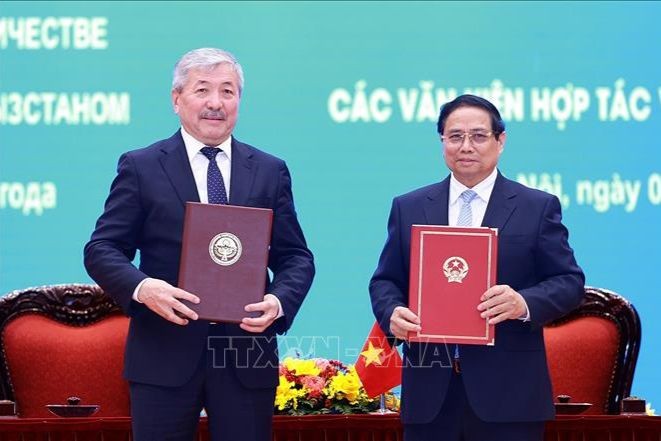 Thủ tướng Phạm Minh Chính và Thủ tướng Kyrgyzstan Adylbek Kasymaliev ký Tuyên bố chung về kết quả chuyến thăm chính thức Việt Nam của Thủ tướng Cộng hòa Kyrgyzstan Adylbek Kasymaliev. (Ảnh: Dương Giang/TTXVN)