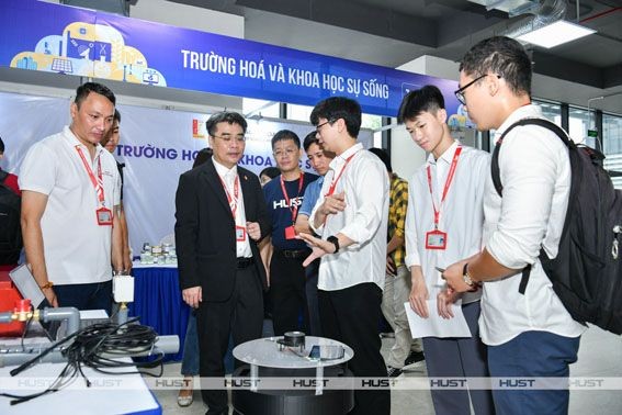 Sinh viên Đại học Bách khoa Hà Nội giới thiệu sản phẩm tại Hội nghị Sinh viên NCKH lần thứ 41. (Ảnh: Vy Lê)