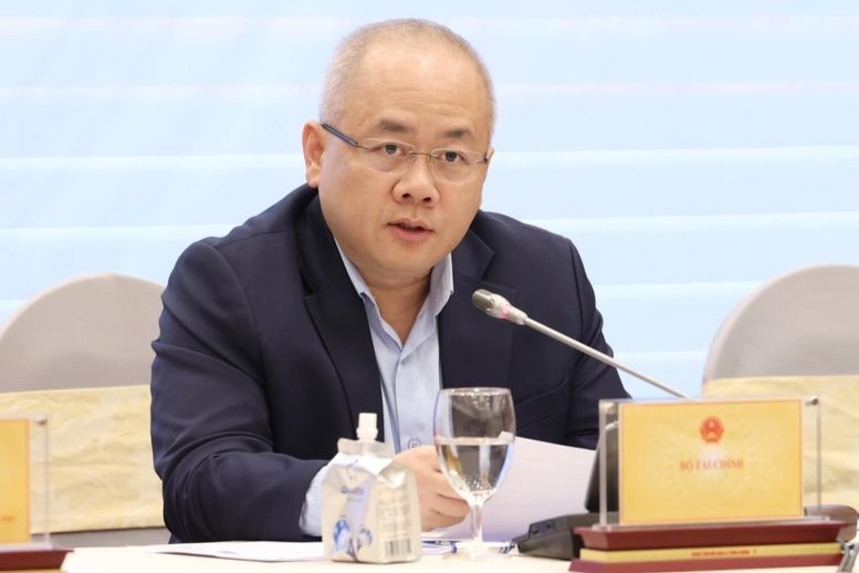 Thứ trưởng Bộ Tài chính Đỗ Thành Trung trả lời câu hỏi của phóng viên tại họp báo. (Ảnh: VGP)