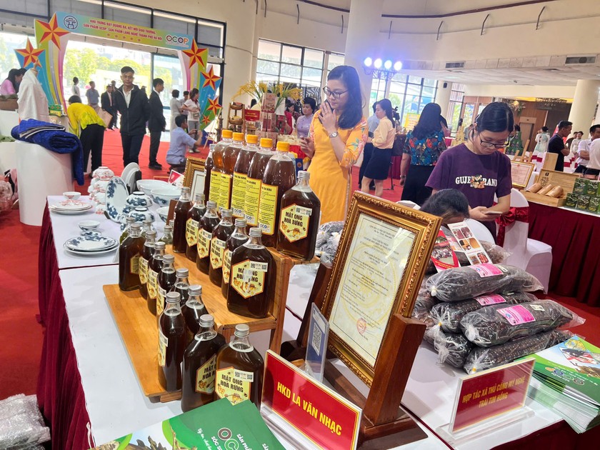 Các sản phẩm OCOP tiêu biểu của Hà Nội được trưng bày tại hội nghị công bố và trao chứng nhận năm 2024. (Ảnh: Thanh Hà).