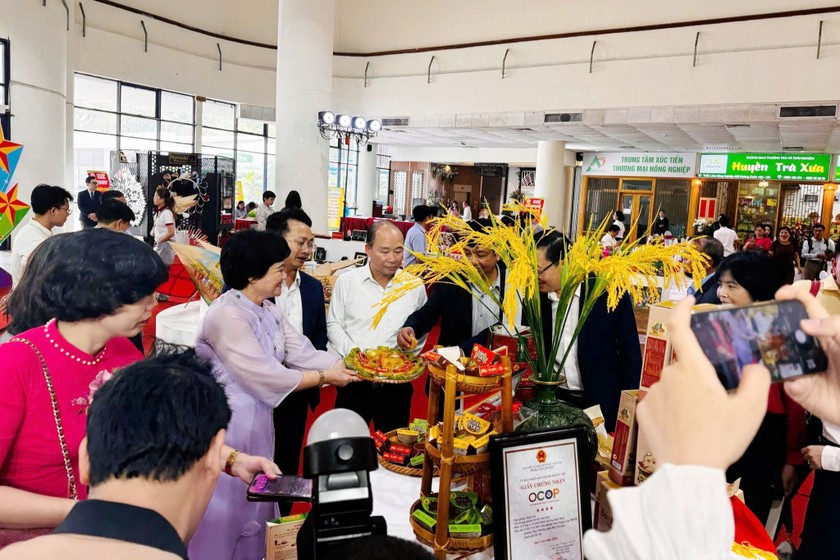Đông đảo các đại biểu và người dân tham quan, thưởng thức các loại sản phẩm OCOP 4 sao, tiềm năng 5 sao tại Hội nghị.