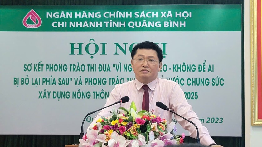 Ông Trần Văn Tài - Giám đốc Chi nhánh NHCSXH tỉnh Quảng Bình phát biểu tại Hội nghị thi đua.