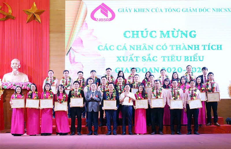 Hội nghị biểu dương người lao động giỏi và sáng tạo của NHCSXH Quảng Bình.