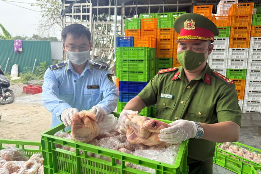 Lực lượng chức năng kiểm tra kho hàng.