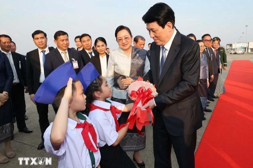 Chủ tịch nước Lương Cường tại sân bay quốc tế Wattay, thủ đô Vientiane, Lào. (Ảnh: Lâm Khánh/TTXVN)