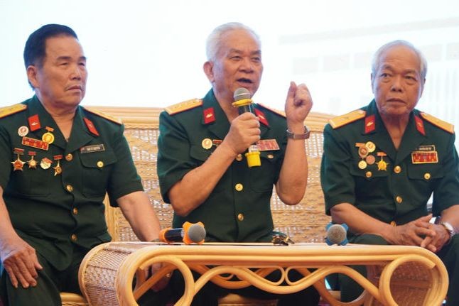 Ba trong số bốn cựu chiến binh trên chiếc xe tăng 390 lịch sử ôn lại thời khắc lịch sử trưa 30/4. (Ảnh: Nhật Tuấn) 
