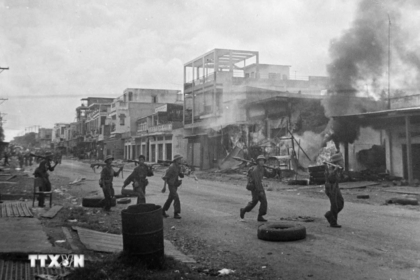 Bộ đội Sư đoàn 341 (Quân đoàn 4) tiến công giải phóng thị xã Xuân Lộc, đập tan tuyến phòng thủ mạnh nhất phía Đông Sài Gòn, ngày 21/4/1975. (Ảnh: TTXVN).