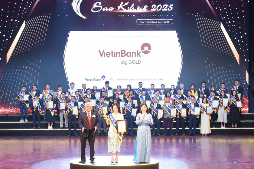 Bà Ngô Thu Phương - Trưởng phòng PTSP bán lẻ, Khối Bán lẻ nhận Giải thưởng Sao Khuê 2025 dành cho VietinBank digiGOLD.