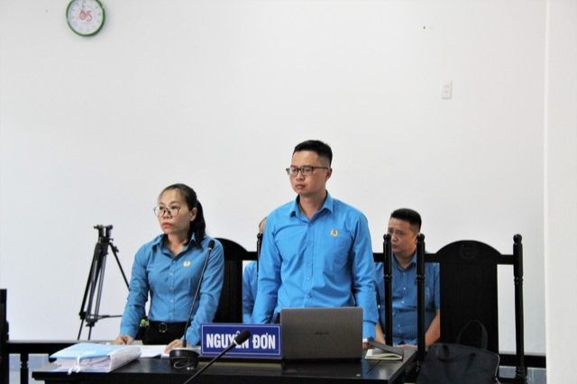Chị Lê Thị Ngọc Oanh (bên trái) cùng cán bộ Công đoàn Khu công nghệ cao và các Khu công nghiệp Đà Nẵng đại diện cho 62 công nhân, đòi quyền lợi tại tòa. (Ảnh: NVCC)