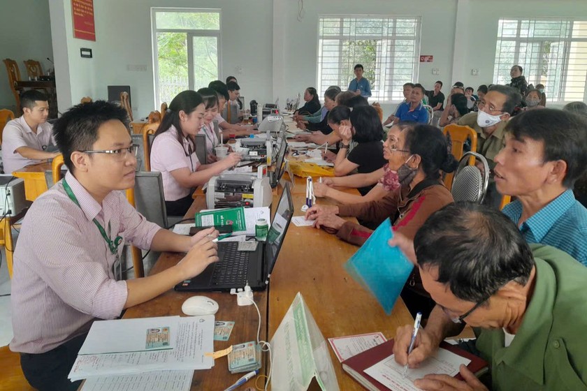 Phiên giải ngân cho vay định kỳ hàng tháng tại Điểm giao dịch xã của NHCSXH. (Ảnh: NHCSXH)