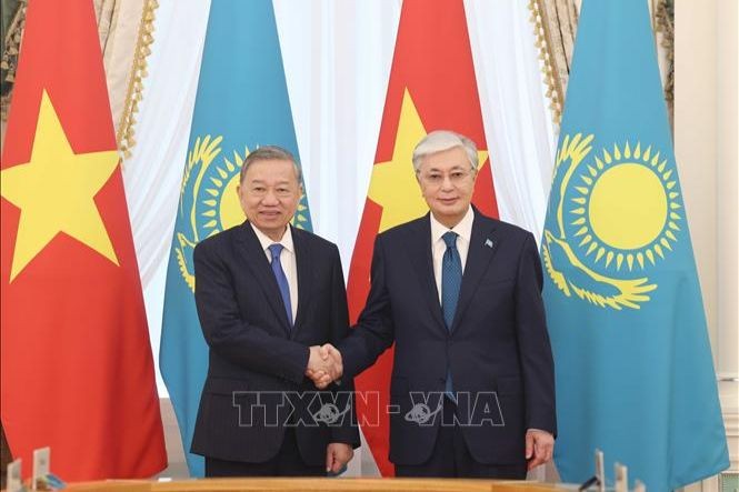 Tổng Bí thư Tô Lâm và Tổng thống Kazakhstan Kassym-Jomart Tokayev chụp ảnh chung trước hội đàm cấp Nhà nước. 