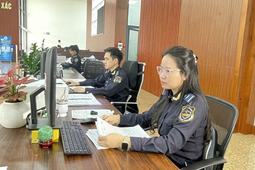 Hoạt động nghiệp vụ tại Hải quan cửa khẩu Lào Cai. (Ảnh: NLinh)