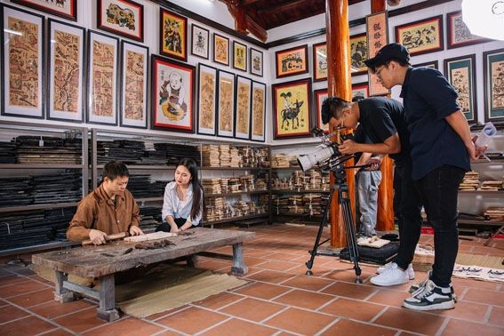Người trẻ Việt Nam dùng công nghệ để “làm mới” trải nghiệm văn hóa, nghệ thuật. (Ảnh: NVN/Báo Đại biểu Nhân dân)