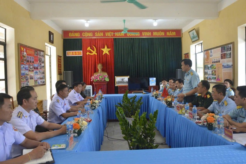 Đại tá Nguyễn Toàn Thắng - Trung đoàn trưởng Trung đoàn 293, Sư đoàn 361 giới thiệu với Đoàn Không quân Lào về hoạt động của đơn vị tại buổi làm việc.