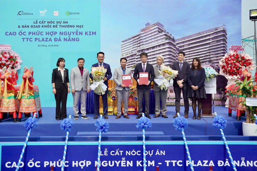 Đại diện TTC Land và AeonMall Việt Nam cùng các bên trao biên bản bàn giao khối đế thương mại dự án TTC Plaza Đà Nẵng.