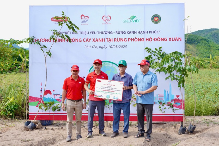 Ông Trần Đình Đông – Giám đốc Cấp cao Bộ phận Chuyển đổi số & Dịch vụ Chăm sóc sức khỏe, kiêm Giám đốc Quỹ Vì cuộc sống tươi đẹp, Dai-ichi Life Việt Nam (thứ hai, từ trái qua) trao biểu trưng số tiền tài trợ trồng hơn 10.000 cây lim xanh và cây trâm cho Ông Phạm Ngọc Minh - Trưởng phòng Kế Hoạch & Tài Chính - Sở Nông Nghiệp & Môi Trường tỉnh Phú Yên (thứ hai, từ phải qua).