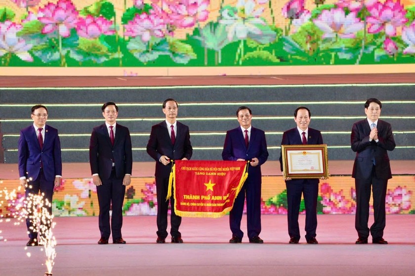 Chủ tịch nước Lương Cường trao danh hiệu “Thành phố Anh hùng” cho Đảng bộ, chính quyền và Nhân dân thành phố Hải Phòng. 