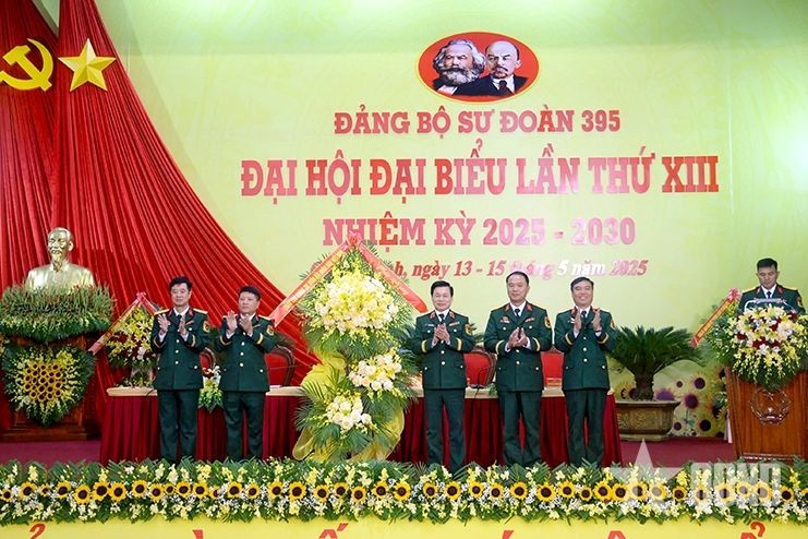Trung tướng Đỗ Xuân Tụng (thứ 3 từ phải sang) tặng hoa chúc mừng Đại hội. (Ảnh: Việt Hà).
