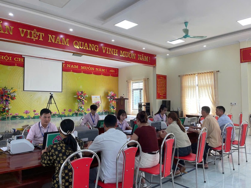 Điểm giao dịch xã của NHCSXH Lục Yên giải ngân tháng 4/2025.