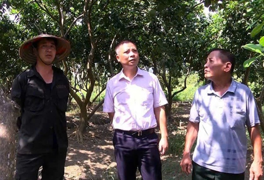 Cán bộ tín dụng chính sách vùng cao Lục Yên luôn bám sát cơ sở , gắn bó với hộ dân nghèo trong việc hướng dẫn họ vay vốn , sử dụng vốn hiệu quả.