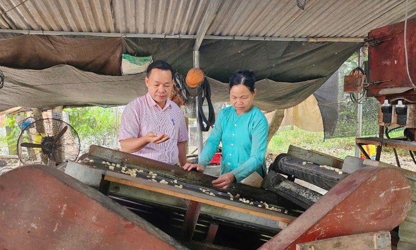 Cán bộ tín dụng chính sách Lục Yên gắn bó bám sát cơ sở và hộ nghèo vay vốn ưu đãi.
