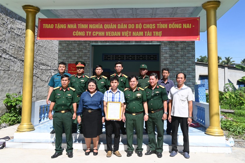 Bà Nguyễn Thu Thủy - Phó Giám đốc đối ngoại Vedan cùng đại diện BCHQS trao tặng nhà tình nghĩa Quân – Dân tại huyện Nhơn Trạch, tỉnh Đồng Nai.