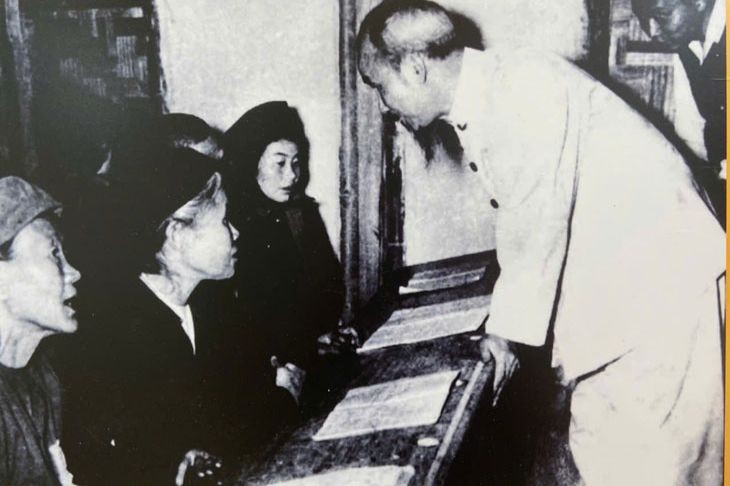 Bác Hồ thăm một lớp học trong phong trào chống nạn mù chữ năm 1945. (Ảnh tư liệu)