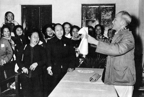 Năm 1956, Người căn dặn các cán bộ phụ nữ toàn miền Bắc “đoàn kết chặt chẽ, ra sức tham gia xây dựng Chủ nghĩa xã hội ở miền Bắc, đấu tranh thống nhất nước nhà và giữ gìn hòa bình thế giới”. (Ảnh tư liệu)