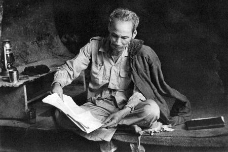 Người làm việc trong hang đá ở Việt Bắc năm 1951. (Ảnh tư liệu)