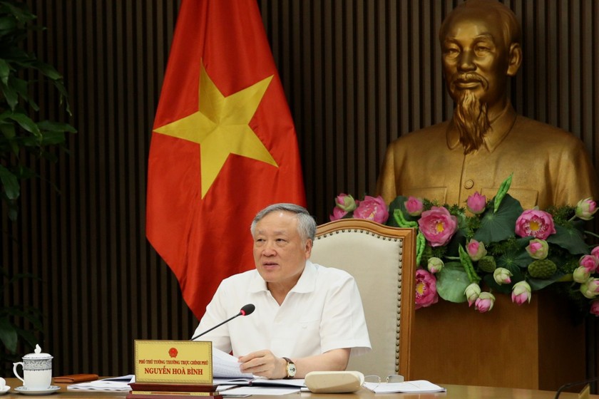 Phó Thủ tướng Thường trực Nguyễn Hòa Bình nhấn mạnh: Một nguồn lực rất lớn đang tồn đọng, nếu chúng ta tập trung khắc phục được những khó khăn đối với các dự án này sẽ khơi thông được một nguồn lực đáng kể để đưa vào nền kinh tế, đắc lực phục vụ cho mục tiêu tăng trưởng. (Ảnh: VGP/Nguyễn Hoàng)