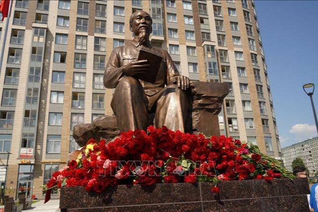 Tượng đài Chủ tịch Hồ Chí Minh tại thành phố Saint Petersburg được khánh thành nhân kỷ niệm 100 năm sự kiện Bác Hồ đến nước Nga. (Ảnh: TTXVN tại LB Nga).