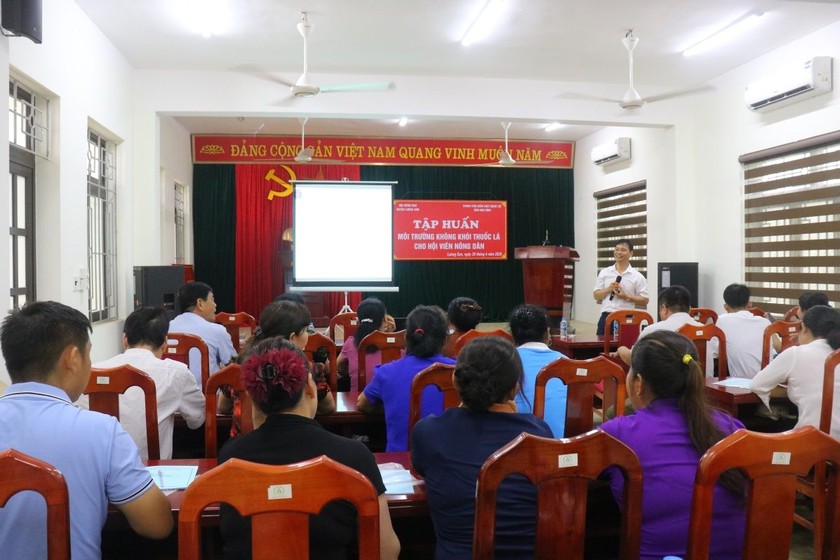 Hội Nông dân huyện Lương Sơn tăng cường tuyên truyền, phổ biến Luật Phòng chống tác hại của thuốc lá đến toàn thể cán bộ, hội viên. (Ảnh: Thuỳ Dung).