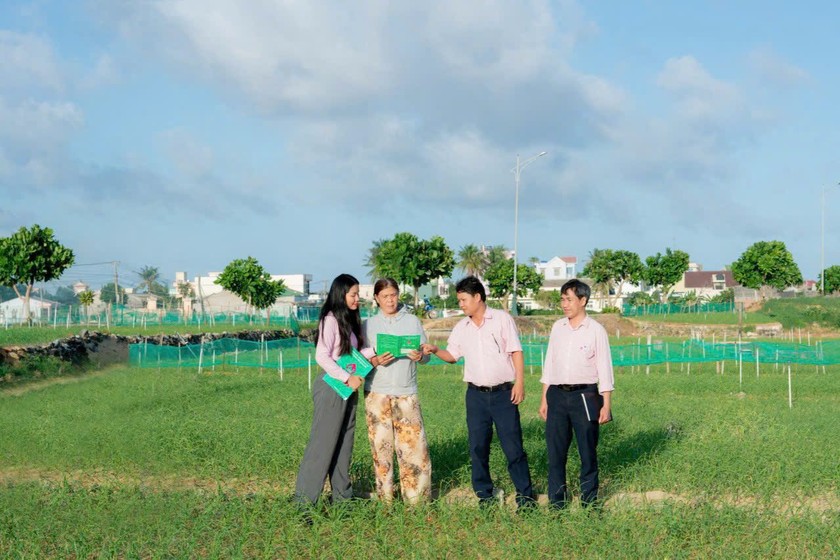 Cán bộ NHCSXH huyện Lý Sơn hướng dẫn người dân cách sử dụng và quản lý sổ vay vốn hiệu quả.