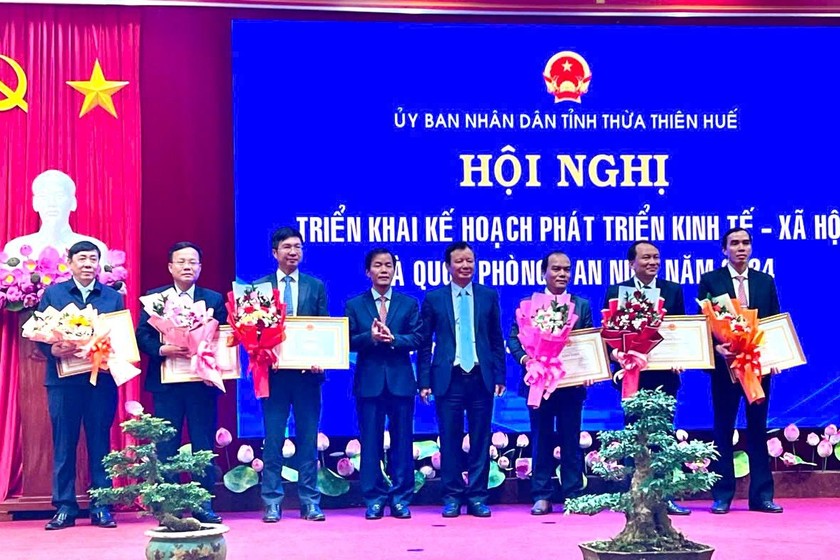 Đại diện Sở Tư pháp, ông Nguyễn Văn Hưng - Giám đốc Sở (ngoài cùng bên phải) nhận Bằng khen của UBND TP Huế vì đã có thành tích xuất sắc trong công tác cải cách hành chính. 