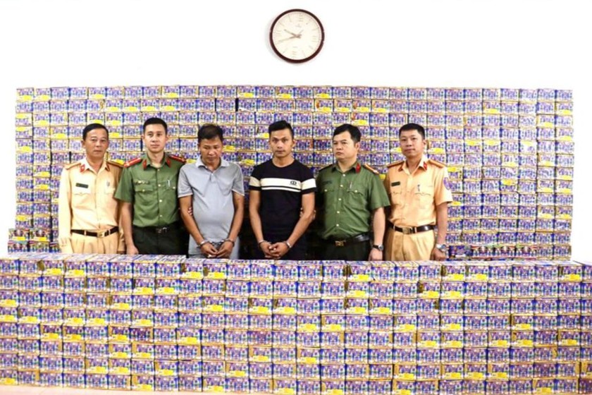 Hai đối tượng cùng tang vật tại cơ quan Công an. 