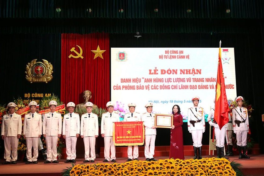 Phó Chủ tịch nước Võ Thị Ánh Xuân trao danh hiệu Anh hùng Lực lượng Vũ trang nhân dân tặng Phòng Bảo vệ các đồng chí lãnh đạo Đảng và Nhà nước. (Ảnh: Bộ Công an).