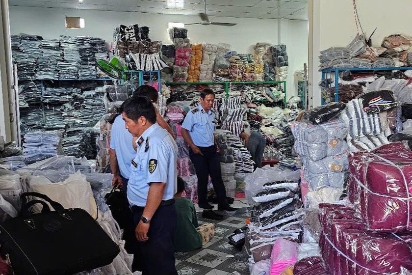 Lực lượng chức năng tỉnh Ninh Thuận kiểm tra hàng hoá tại shop D.M trên địa bàn.