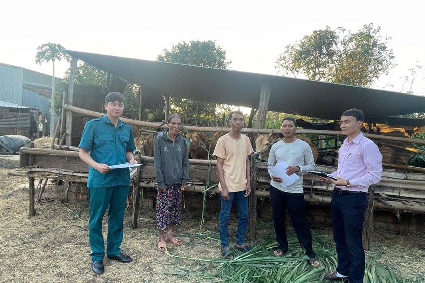 Cán bộ tín dụng chính sách của Ngân hàng Chính sách xã hội huyện Chư Sê luôn gắn bó, tận tâm hộ trợ người dân vay vốn, sử dụng vốn hiệu quả trong phát triển sản xuất.