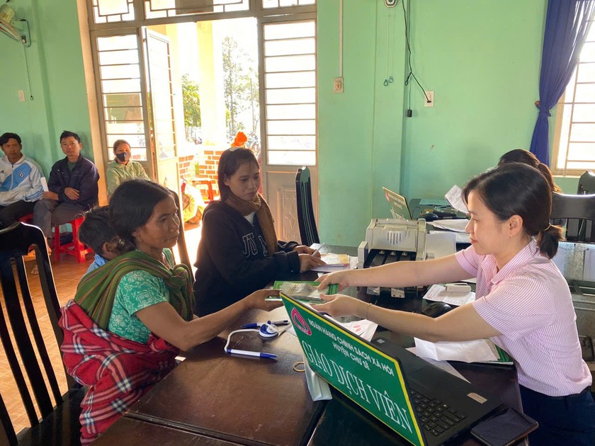 Điểm giao dịch xã của NHCSXH Chư Sê hoạt động hiệu quả , giải ngân nhanh giúp dân kịp vào vụ sản xuất.