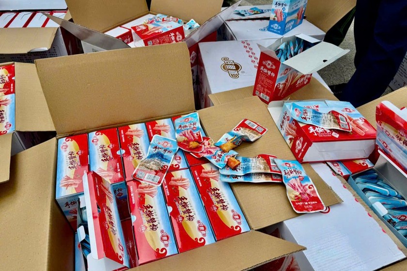 Lực lượng chức năng tỉnh Lạng Sơn thu giữ 14.000 gói thanh cua tẩm vị ăn liền nhập lậu.