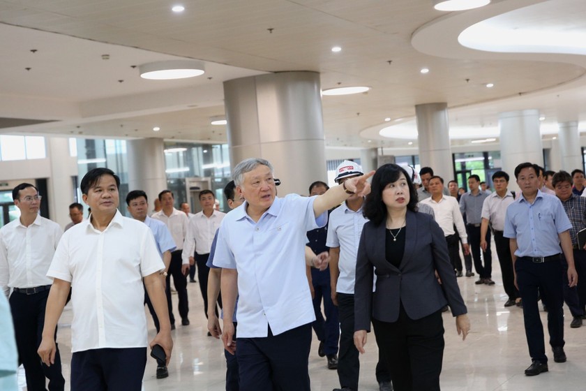 Phó Thủ tướng Thường trực Chính phủ Nguyễn Hòa Bình thị sát, kiểm tra Dự án đầu tư xây dựng cơ sở 2 BV Bạch Mai. (Ảnh: VGP)