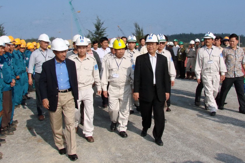  Nguyên Chủ tịch nước Trần Đức Lương trong một chuyến thăm công trường xây dựng Nhà máy lọc dầu Dung Quất (cuối năm 2006). (Ảnh: bsr.com.vn)