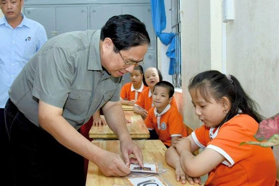 Thủ tướng Phạm Minh Chính trò chuyện cùng các cháu khuyết tật trong chuyến thăm, tặng quà các thầy cô giáo, các cháu học sinh tại Trung tâm Nuôi dưỡng trẻ khuyết tật Hà Nội ngày 31/5/2024. (Nguồn: VGP/Nhật Bắc)